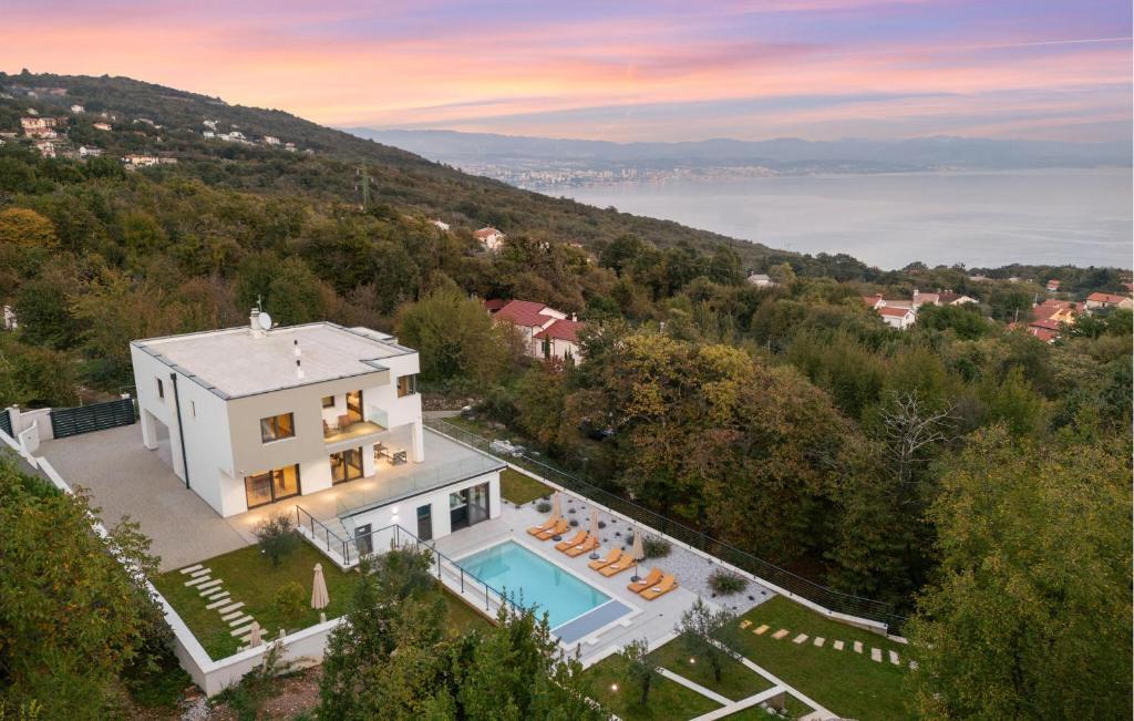 une vue aérienne d'une maison avec piscine dans l'établissement Cozy Home In Icici With Sauna, à Ičići