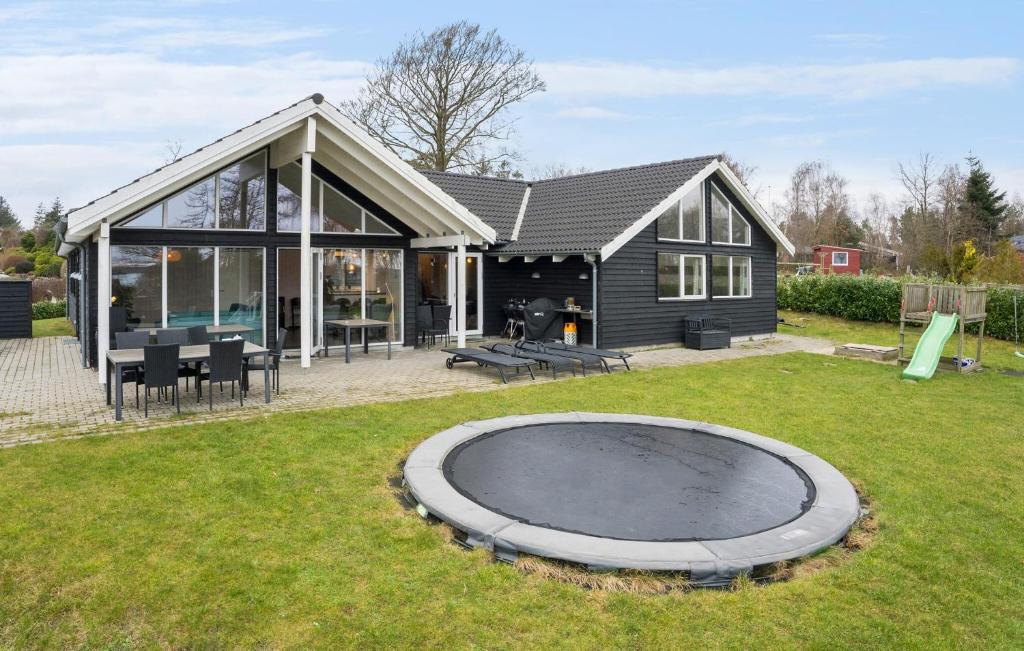 Κήπος έξω από το Amazing Home In Børkop With Sauna