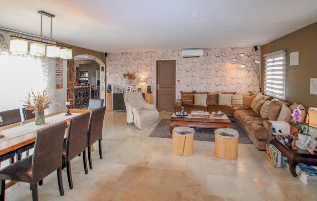 Luxurious Home In Sarrians - Four-Bedroom Holiday Home