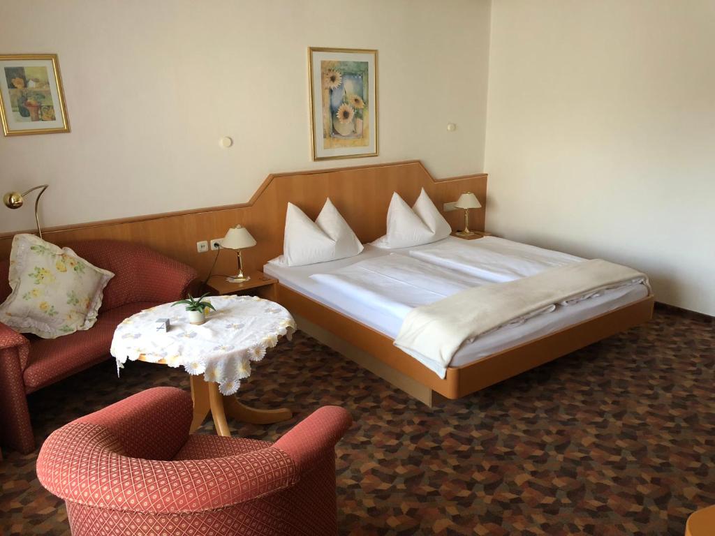 Postel nebo postele na pokoji v ubytování Hotel Hubertus Gernsheim Rhein