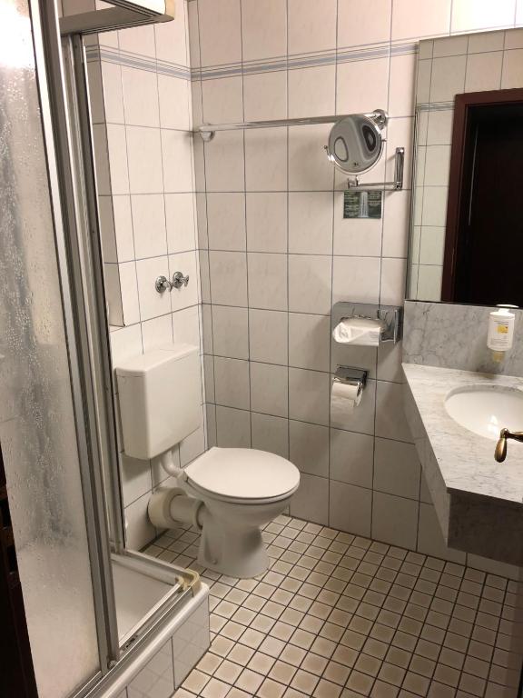 Koupelna v ubytování Hotel Hubertus Gernsheim Rhein