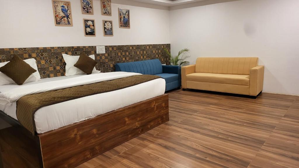 un dormitorio con una cama y una silla en Nature Lovers Resort, en Indore