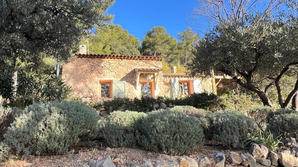 une maison en pierre au milieu d'un jardin dans l'établissement Bergerie de la Calabro, à La Valette-du-Var