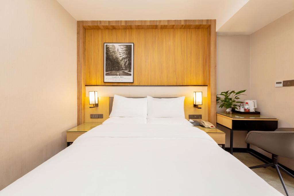 Postel nebo postele na pokoji v ubytování The Best Time Hotel Pazhou-Free shuttle bus for canton fair
