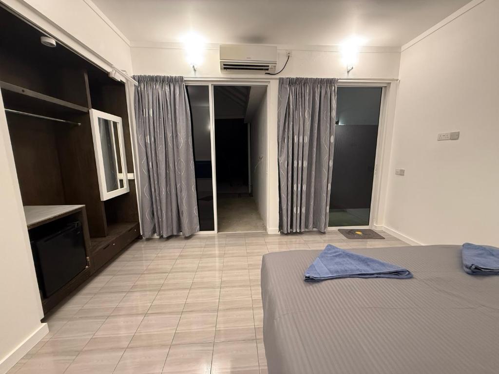 Postel nebo postele na pokoji v ubytování Triple Villa by Rashuthere