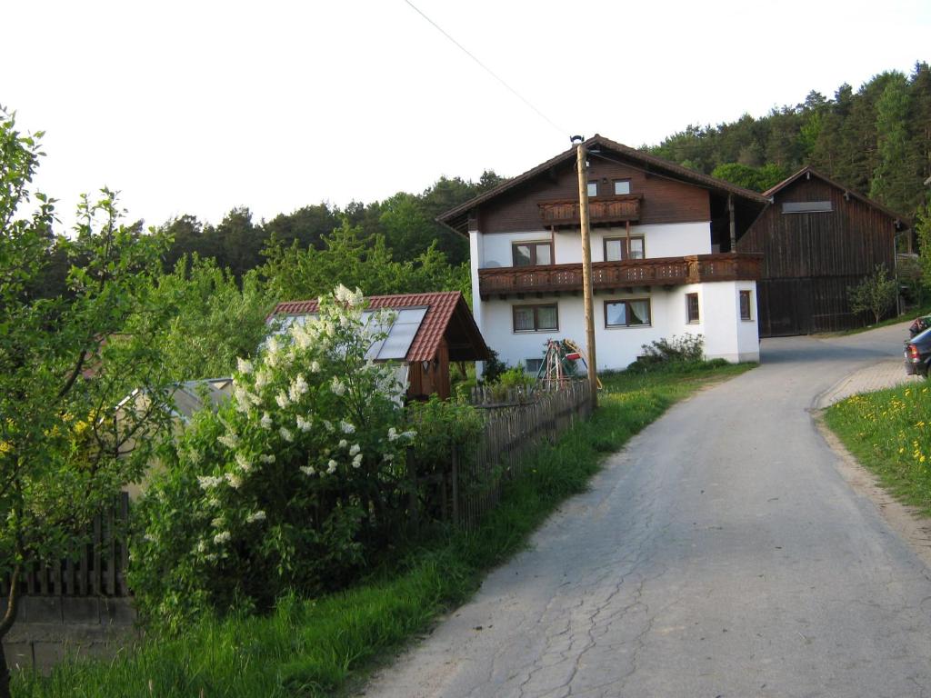 a house on the side of a road at Ferienwohnung In Zandt Mit Garten Und Grill in Zandt