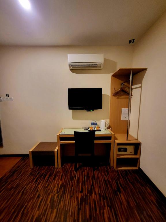 TV a/nebo společenská místnost v ubytování Eight Days Boutique Hotel - Permas Jaya