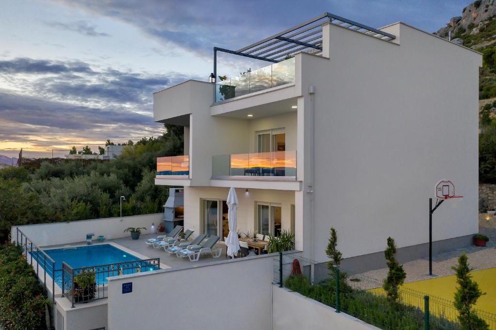 Bassein majutusasutuses Villa M, Makarska või selle lähedal