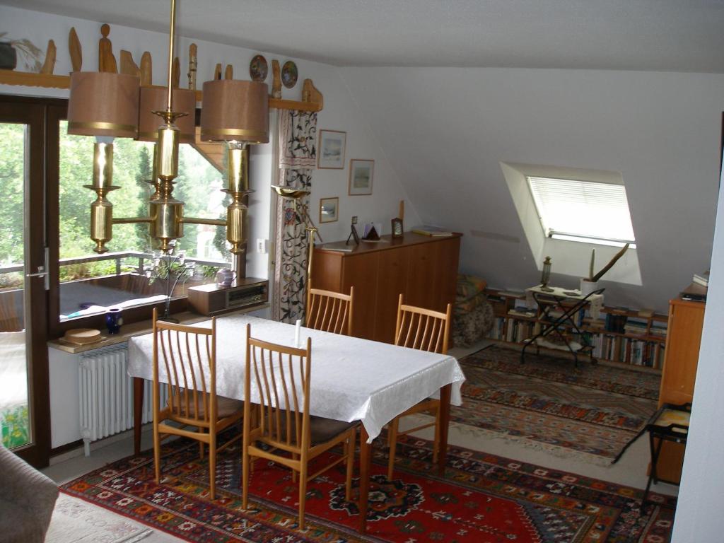 une salle à manger avec une table et des chaises blanches dans l'établissement Fewo Ferber, Vogesen, à Badenweiler