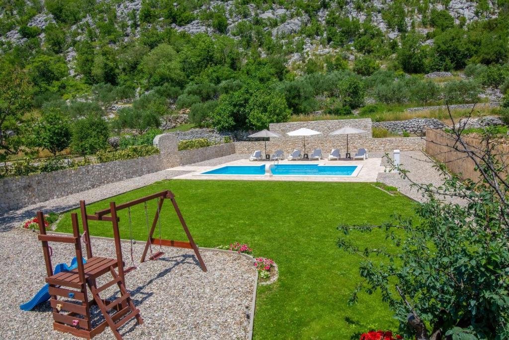 Bazén v ubytování Villa Elin nebo v jeho okolí