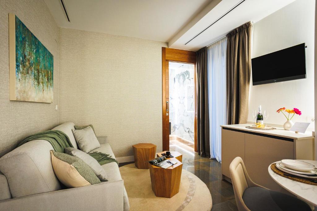 TV a/nebo společenská místnost v ubytování Corral del Carbón GG Apartments