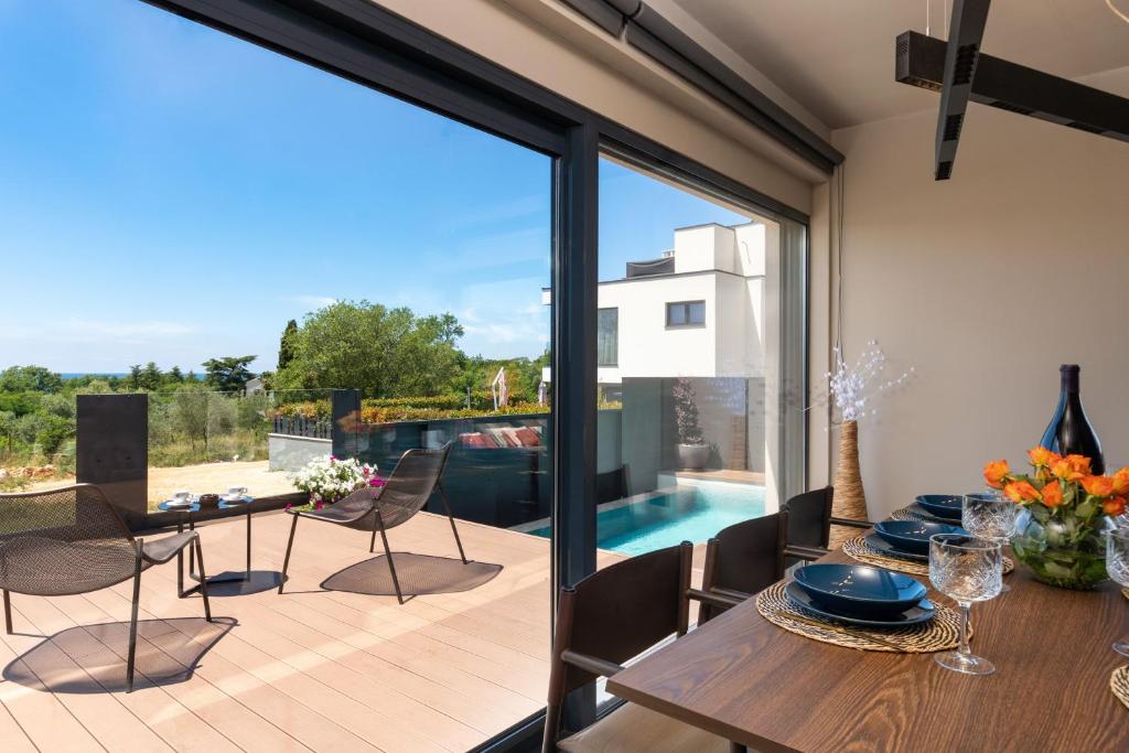 Ein Balkon oder eine Terrasse in der Unterkunft Ferienhaus mit Privatpool für 6 Personen ca 200 m in Poreč, Istrien Istrische Riviera