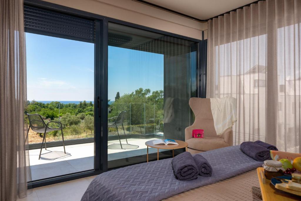 Ein Balkon oder eine Terrasse in der Unterkunft Ferienhaus mit Privatpool für 6 Personen ca 200 m in Poreč, Istrien Istrische Riviera