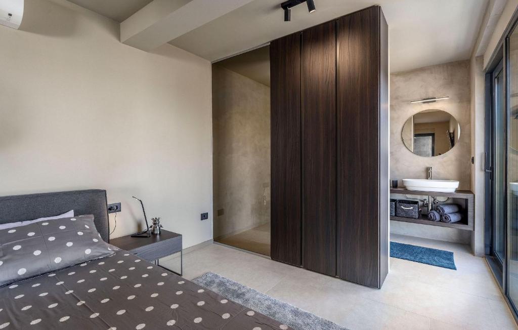 Ein Bett oder Betten in einem Zimmer der Unterkunft Ferienhaus mit Privatpool für 6 Personen ca 200 m in Poreč, Istrien Istrische Riviera