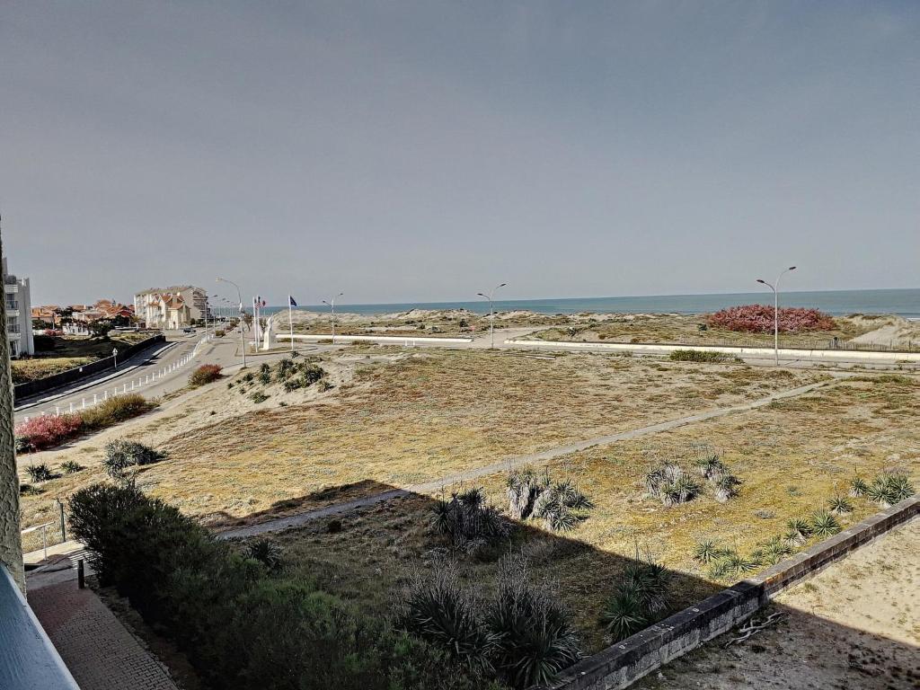 vista su una spiaggia con l'oceano sullo sfondo di appartement avec vue sur mer - 1305 a Soulac-sur-Mer