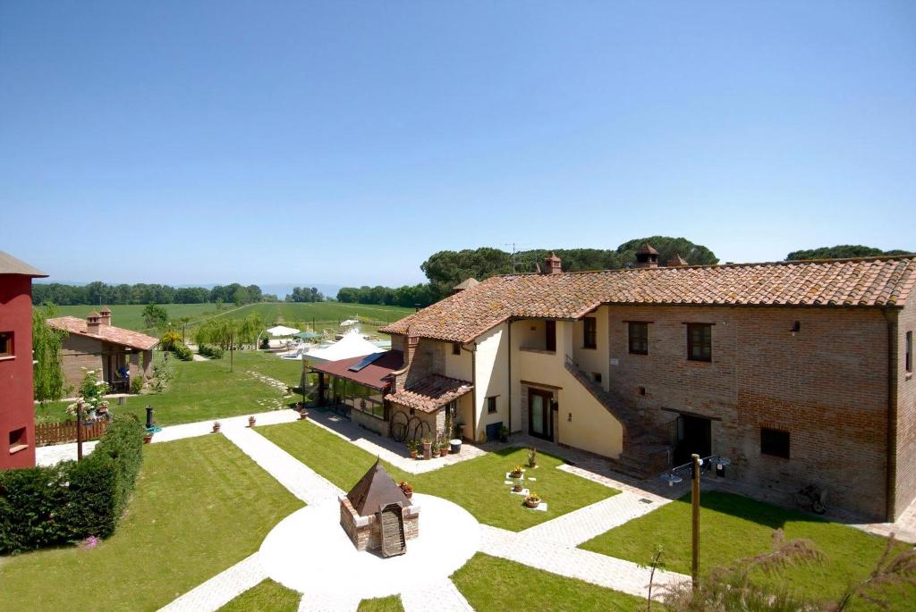 an aerial view of a house with a yard at Fabelhaftes Ferienhaus 8 Betten in Pucciarelli
