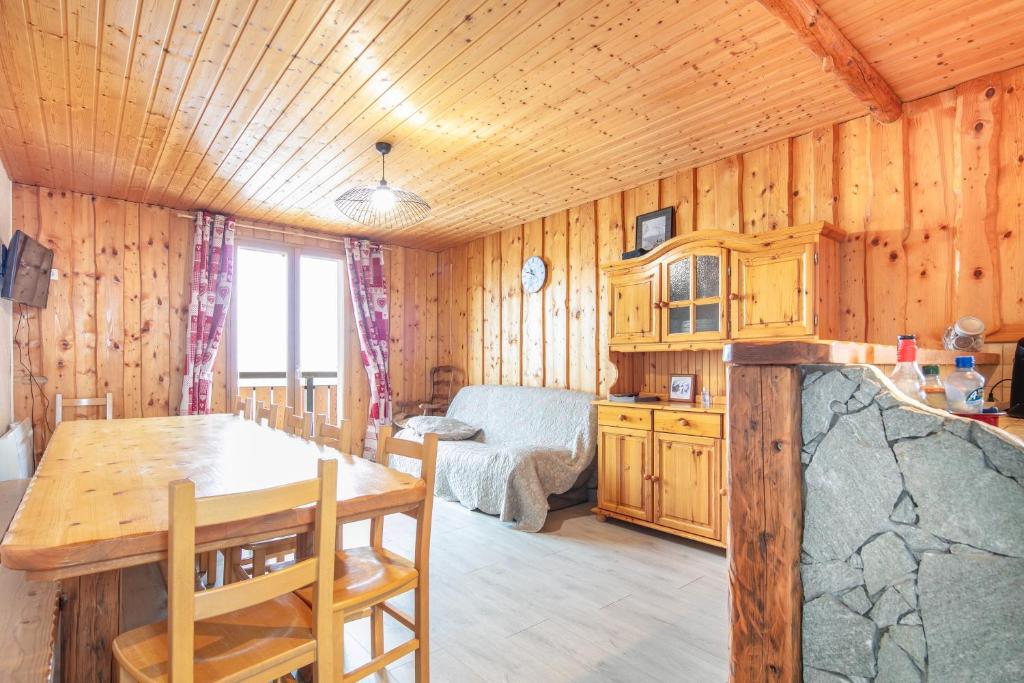 un salon avec une table et une salle à manger dans l'établissement Les 4D - Pistes à 800m, parking privé, à La Toussuire