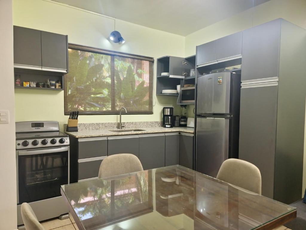 Kuchyň nebo kuchyňský kout v ubytování A Little Bit Of Paradise Ground Floor Studio