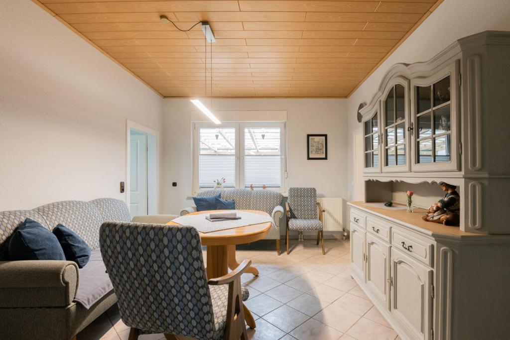 a kitchen and living room with a table and chairs at Ferienwohnung Lüttje Huus 35227 in Neuemoor