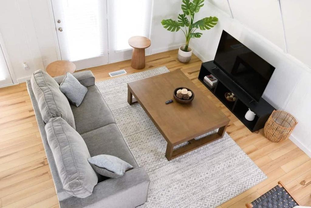 TV a/nebo společenská místnost v ubytování Stunning 4BR Cabin Retreat with Expansive Deck