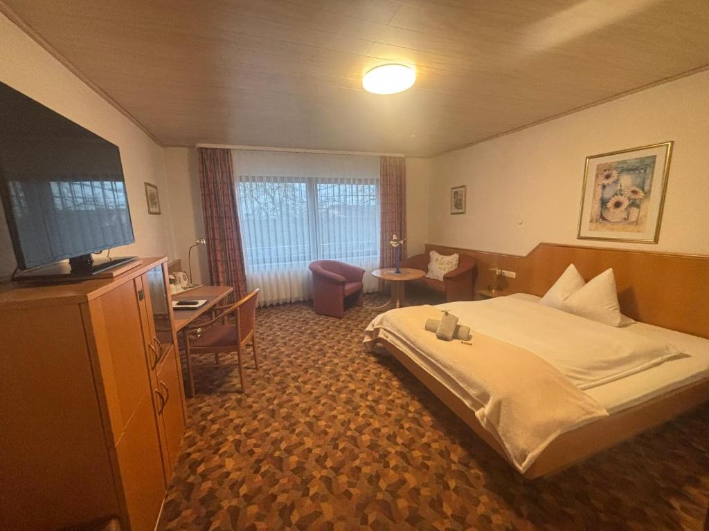 Postel nebo postele na pokoji v ubytování Hotel Hubertus Gernsheim Rhein