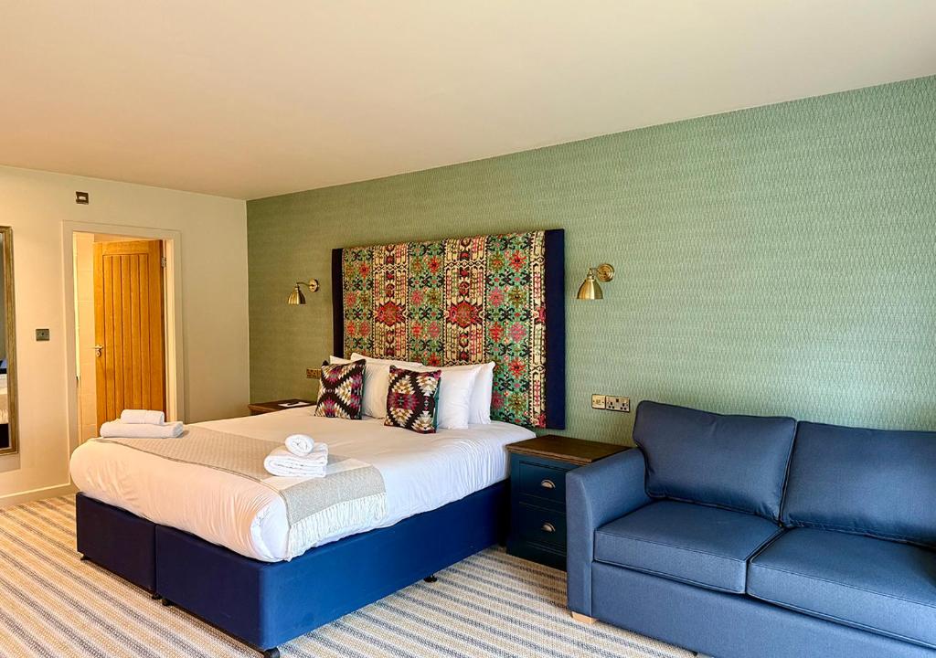 Кровать или кровати в номере Great Hallingbury Manor & Lodges London Stansted