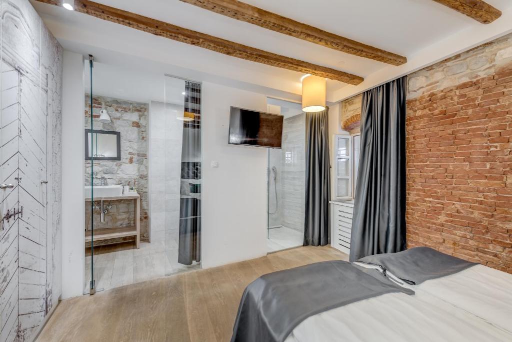 Postel nebo postele na pokoji v ubytování The Code Luxury Rooms