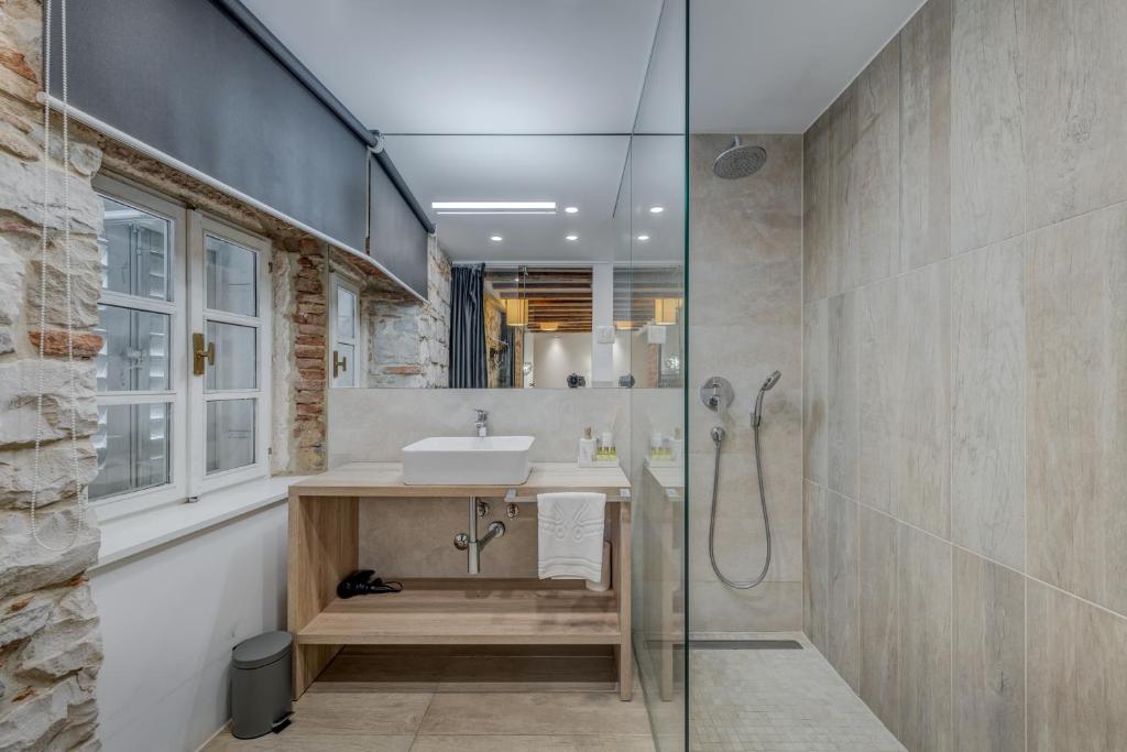 Koupelna v ubytování The Code Luxury Rooms