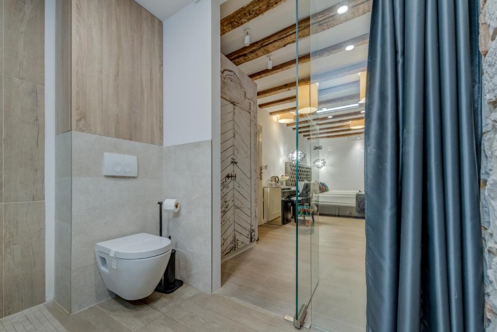 Koupelna v ubytování The Code Luxury Rooms