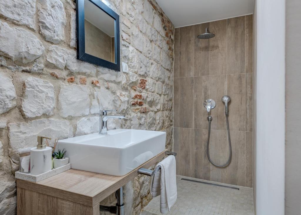 Koupelna v ubytování The Code Luxury Rooms
