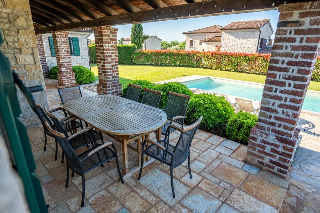 Bazén v ubytování TheBlueView Villas near Porec nebo v jeho okolí