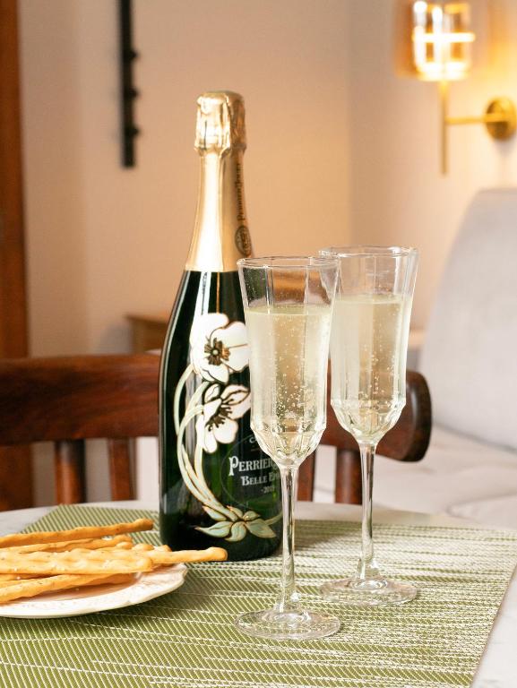 - une bouteille de champagne et deux verres sur une table dans l'établissement Studio indépendant 27 m2 Jardin du Luxembourg, à Paris