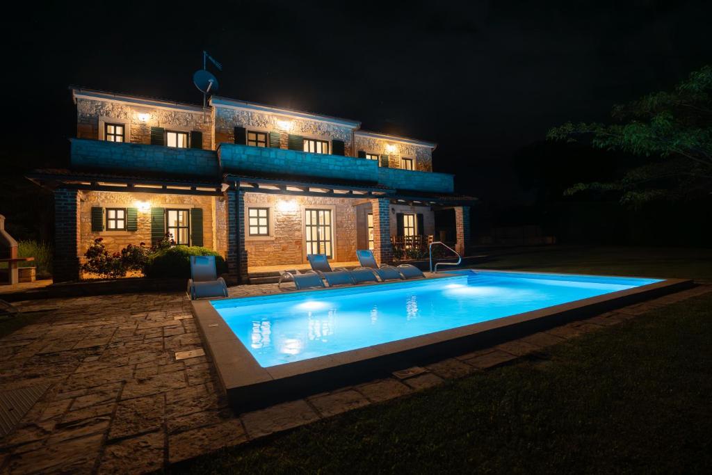 Bazén v ubytování TheBlueView Villas near Porec nebo v jeho okolí