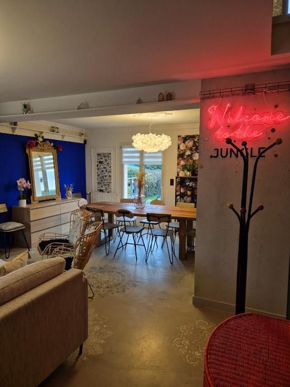 un salon avec une table et des chaises de salle à manger dans l'établissement Maison LANVALLAY, à Lanvallay