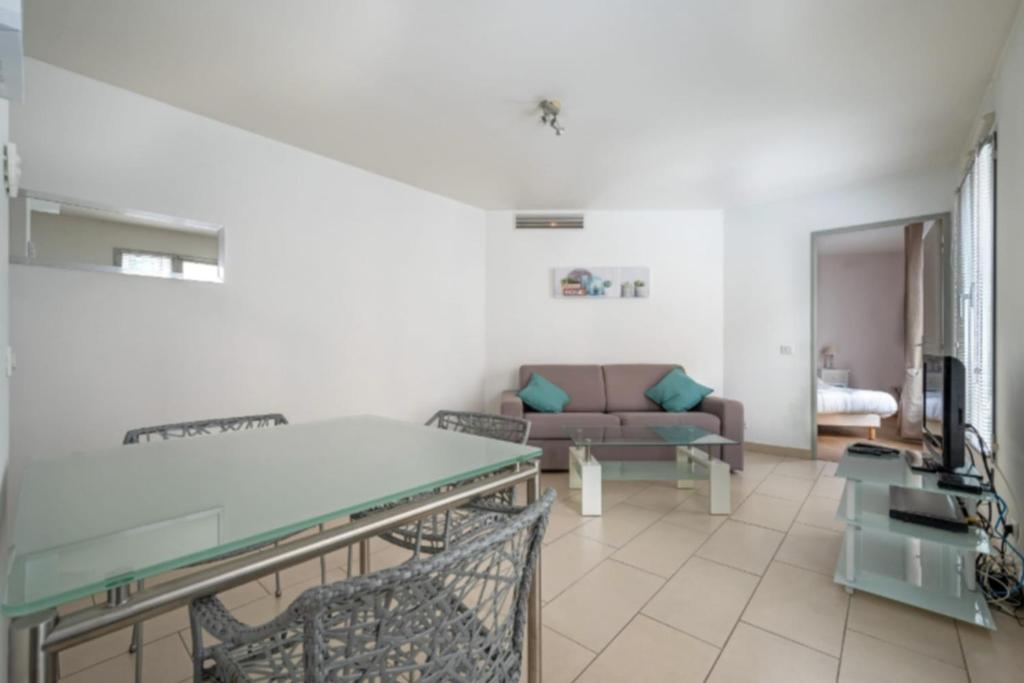 un salon avec un canapé et une table dans l'établissement 39m in downtown Cannes, à Cannes