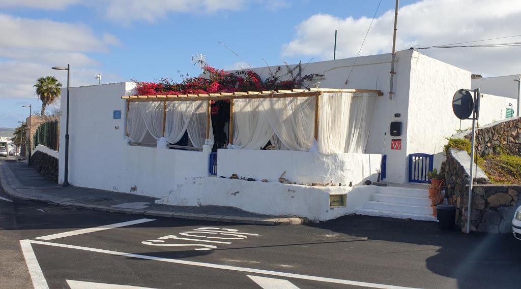 a white building with a window with flowers on it at La dolce vita in Mala