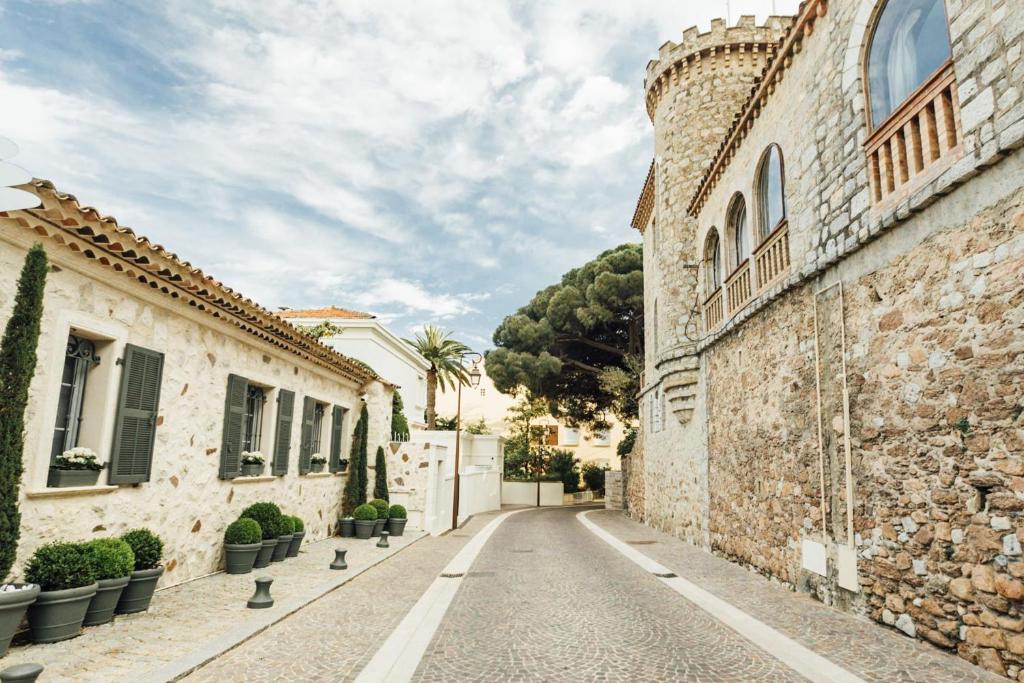 Une ruelle dans une vieille ville avec des bâtiments dans l'établissement LOFT vieille ville Cannes proximité plage et palais des festivals, à Cannes