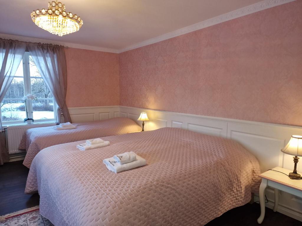 Säng eller sängar i ett rum på Svaneholm Hotel
