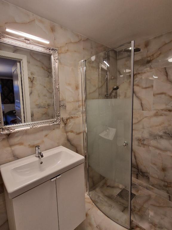 Ett badrum på Svaneholm Hotel
