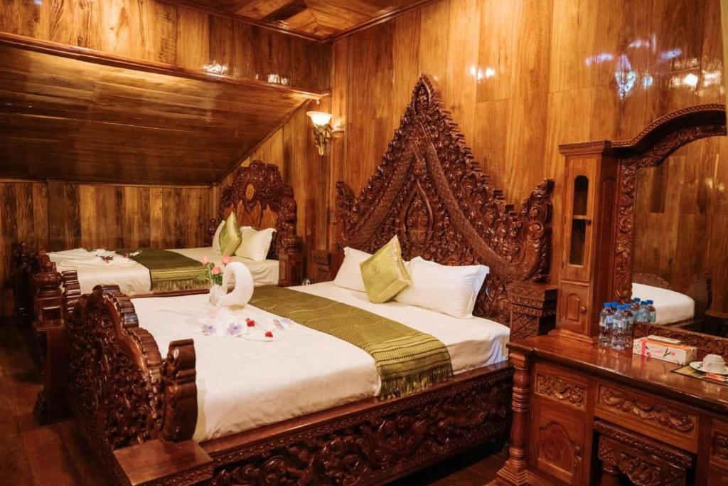 Postel nebo postele na pokoji v ubytování Srey Krob Leak Resort , ស្រីគ្រប់លក្ខណ៌ រីសត