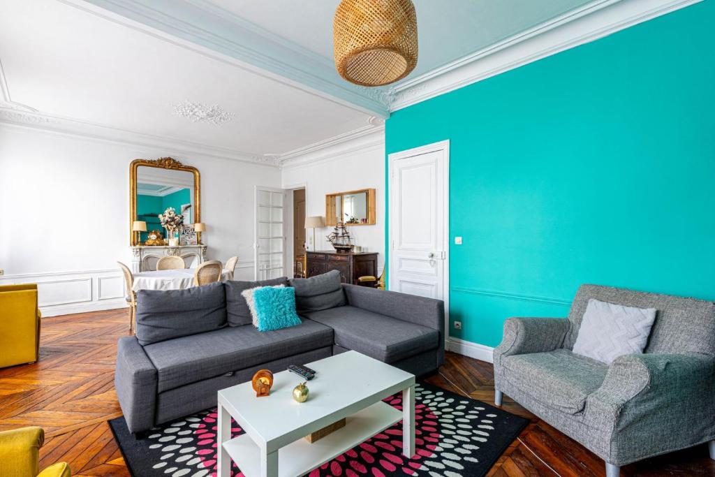un salon avec un canapé et deux chaises dans l'établissement GuestReady- Modern Comfort near Parc Monceau for 6, à Paris