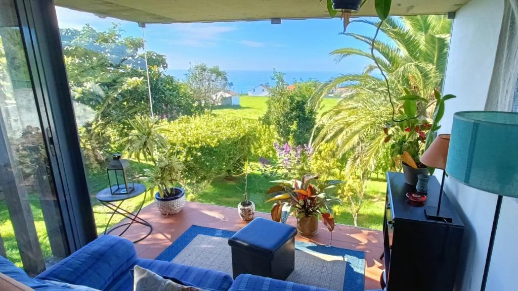 un soggiorno con vista sull'oceano di Casa Da Talha a Nordestinho
