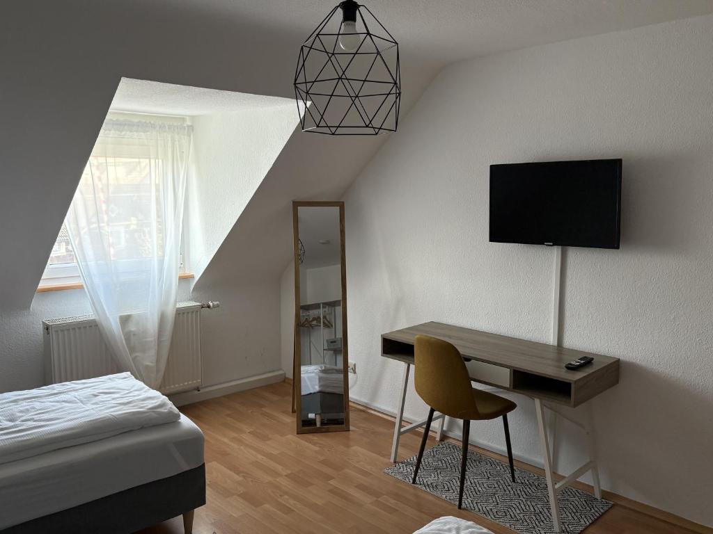 Μια τηλεόραση ή/και κέντρο ψυχαγωγίας στο City Nest Ettlingen - nähe Wasenpark