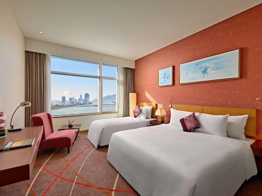 Postel nebo postele na pokoji v ubytování Grand Mercure Danang