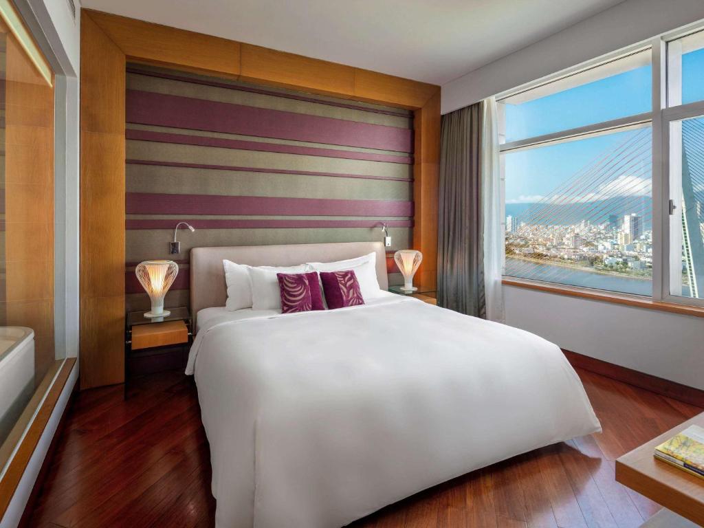Postel nebo postele na pokoji v ubytování Grand Mercure Danang