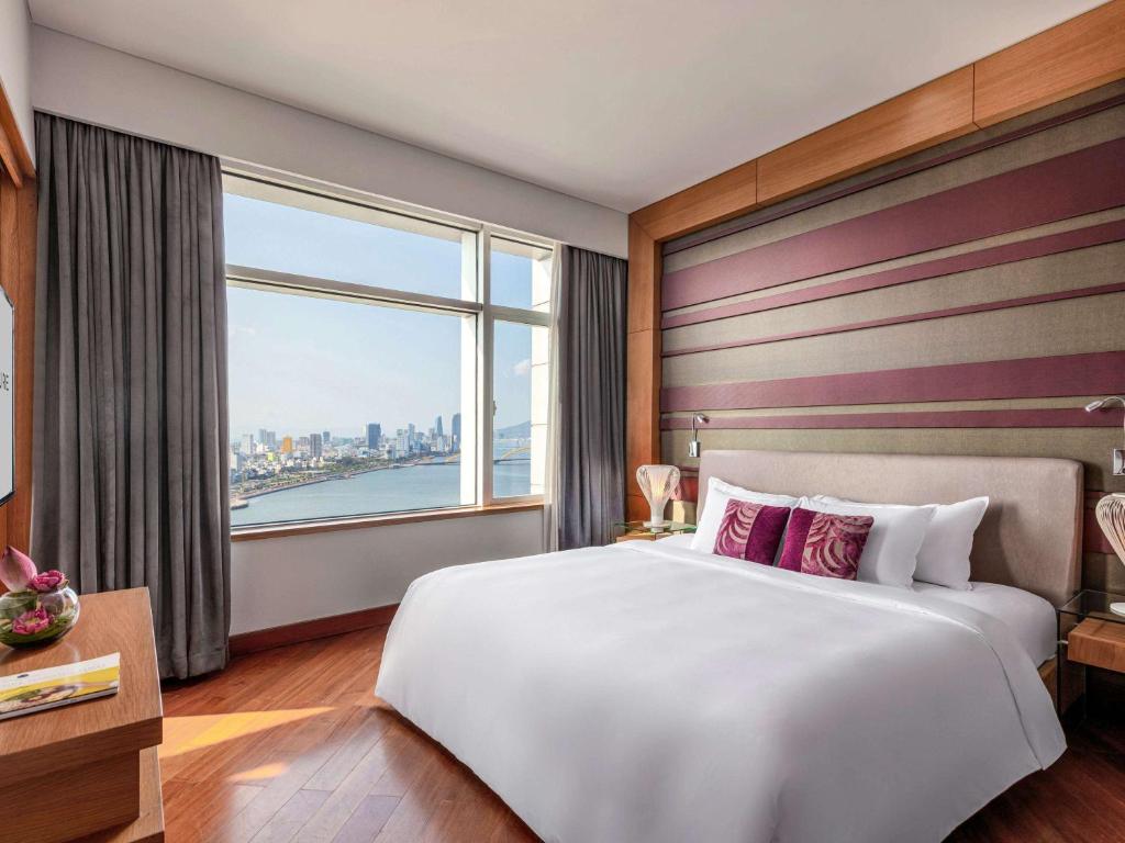 Postel nebo postele na pokoji v ubytování Grand Mercure Danang