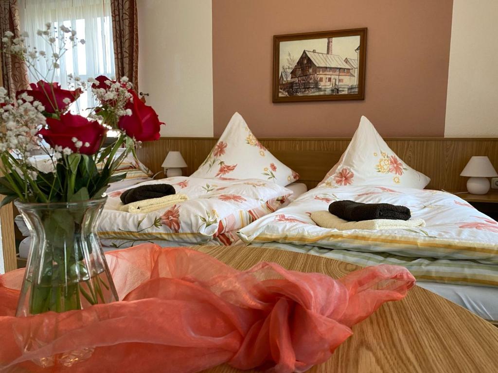 Postel nebo postele na pokoji v ubytování Hotel-Pension Flechsig