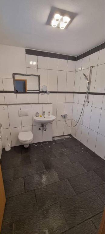 Koupelna v ubytování Monteurhaus in Hemer - Gemeinschaftsnutzung Küche und Bad