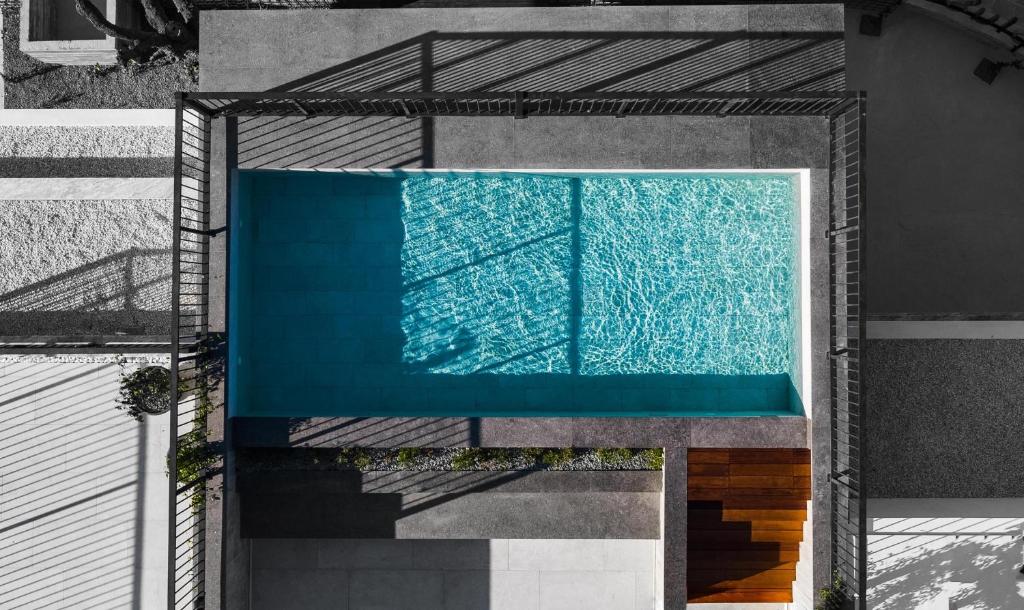an overhead view of a swimming pool on a building at Avenue 201 2 BED in Paphos