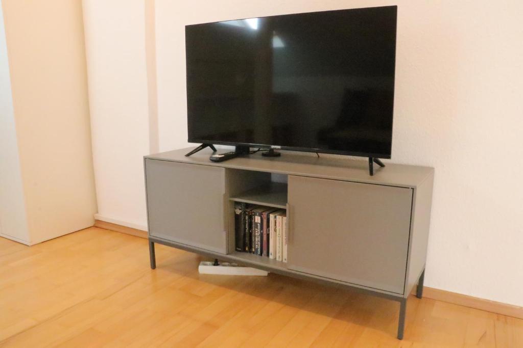 TV a/nebo společenská místnost v ubytování Schlafkonzept Hannover